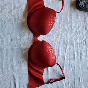 34DD NWOT Victoria's secret bra
